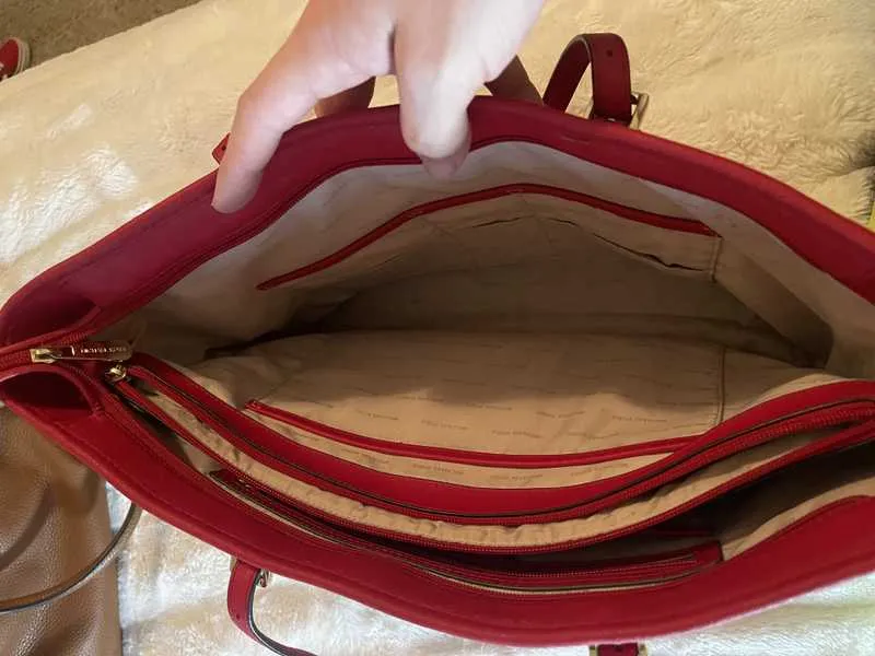 Jet Set Medium Saffiano Leather Top-Zip Tote Bag