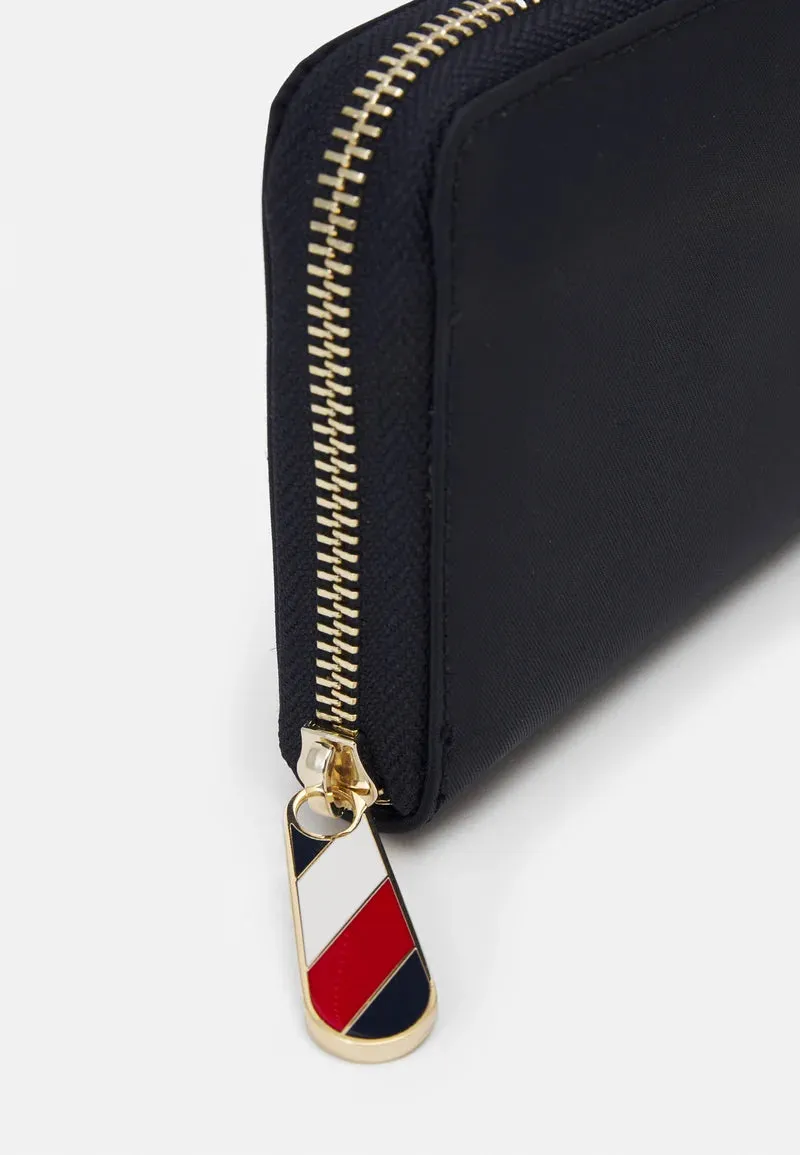 Poppy zip round
