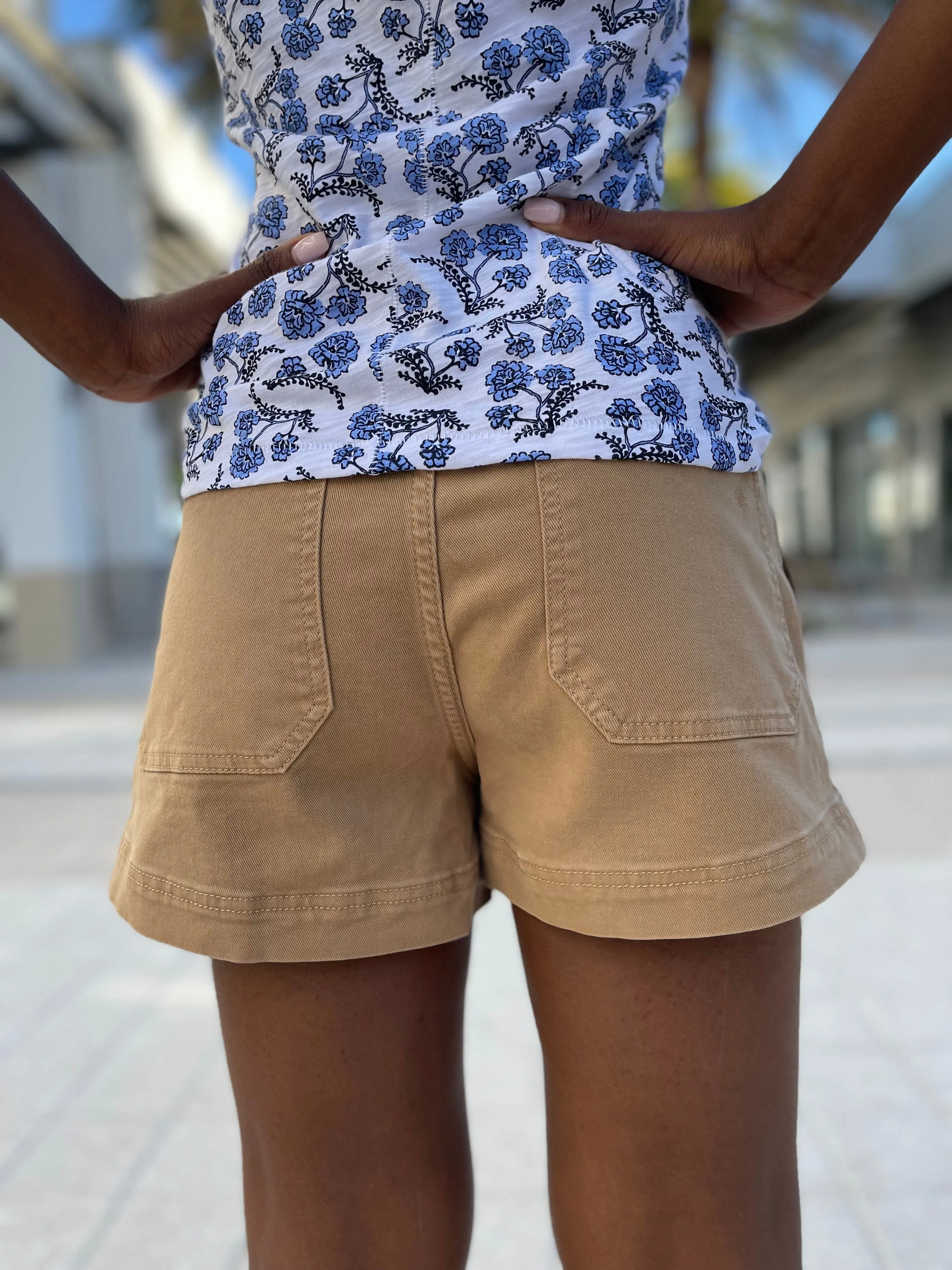 Rylan Drawstring Shorts in Kaki